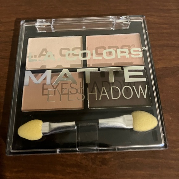 L.A. COLORS Matte Eyeshadow CEM481 Mattifying - Picture 1 of 2